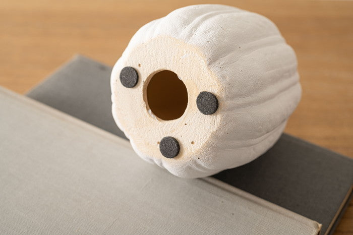 フルーツオブジェ 置物 ブラック ホワイト W8.5×D8.5×H12 azu-cly-42の画像