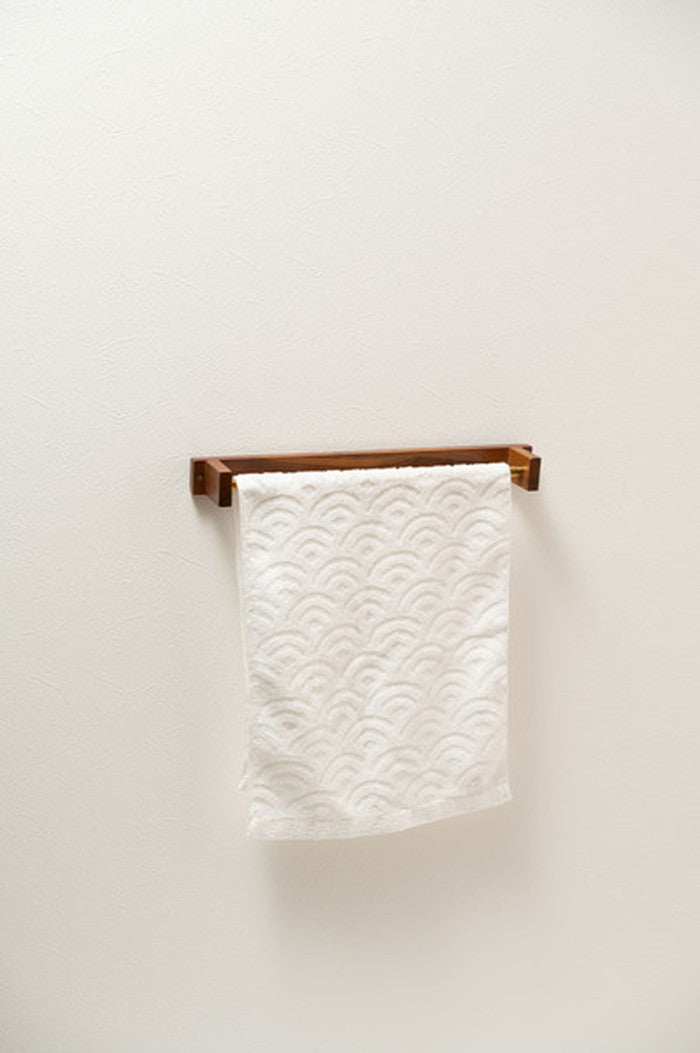 タオルハンガー ブラウン W42×D7×H4 タオルハンガー タオル掛け タオルホルダー 壁掛け 収納 収納棚 木製 天然木 ブラウン チーク材 チーク 木 おしゃれ シンプル ナチュラル 北欧 カントリー カントリー調 ゴールド 金 金色 幅広 azu-jw-226の画像