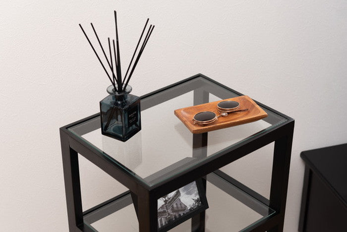 オープンシェルフ ブラック ナチュラル W40×D30×H75 収納 棚 シェルフ オープンシェルフ オープン収納 3段 三段 見せる収納 魅せる収納 木製 天然木 ミンディ ラタン 籐 幅40cm 高さ75cm ガラス クリア 透明 ターンドレッグ ろくろ脚 シック クラシック モダン ブラック 黒 azu-pm-512の画像