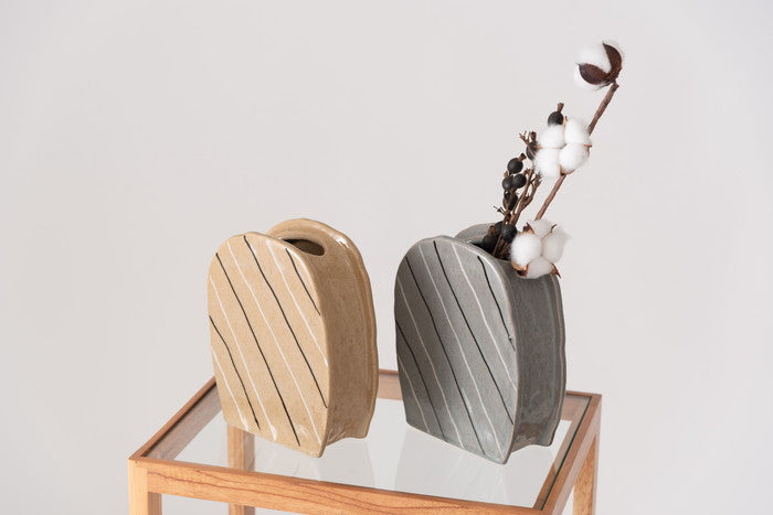 フラワーベース ベージュ グレー W17×D7.5×H21  azu-cly-70の画像