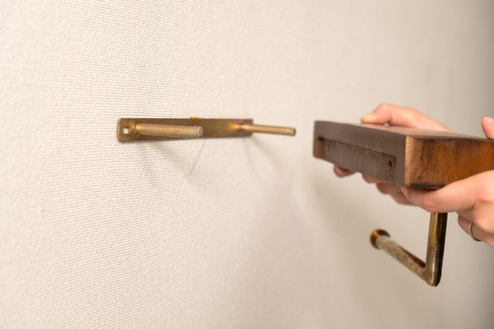 ペーパーホルダー ブラウン 約W30×D14×H15 ペーパーホルダー 壁掛け 収納 収納棚 木製 天然木 ブラウン マホガニー材 マホガニー 木 おしゃれ シンプル ナチュラル 北欧 カントリー カントリー調 ゴールド 金 金色 azu-jw-222の画像