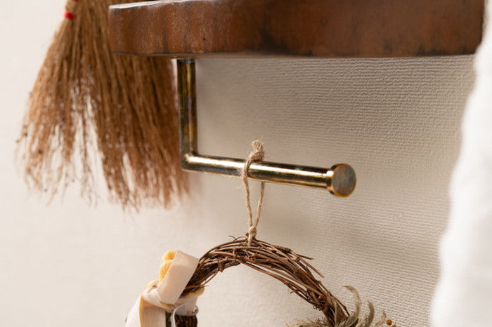 ペーパーホルダー ブラウン 約W30×D14×H15 ペーパーホルダー 壁掛け 収納 収納棚 木製 天然木 ブラウン マホガニー材 マホガニー 木 おしゃれ シンプル ナチュラル 北欧 カントリー カントリー調 ゴールド 金 金色 azu-jw-222の画像