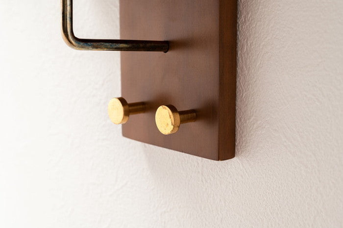 タオルハンガー ブラウン 約W30×D14×H18 タオルハンガー タオル掛け タオルホルダー 壁掛け 収納 収納棚 木製 天然木 ブラウン マホガニー材 マホガニー 木 おしゃれ シンプル ナチュラル 北欧 カントリー カントリー調 ゴールド 金 金色 azu-jw-223の画像