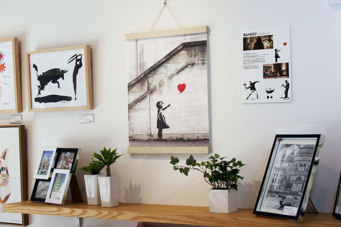 バンクシー ハンガータイプ ホワイト Banksy Red Balloon White Hanger style IBA-61992  bic-8868799s1の画像