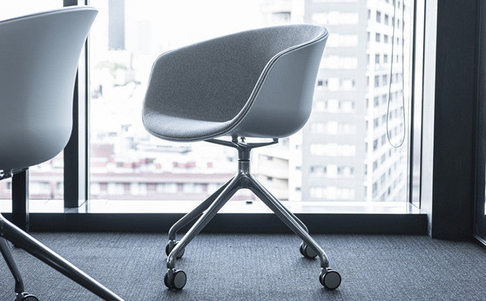 モーブ ダイニング チェア キャスターレッグ MAUVE Dining Chair CasterLeg シェル 白のみ 内側 ファブリック 3年保証付 デザイナーズ ジェネリック家具 リプロダクト inv-665hの画像