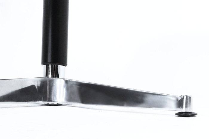 ラウンドリフトテーブル 天板： オーク突板仕上げ 脚部：アルミナムダイキャストポリッシュ仕上げ 直径66xH54-73 e-comfort デザイナーズ ジェネリック家具 リプロダクト  kwg-cts010-oakの画像